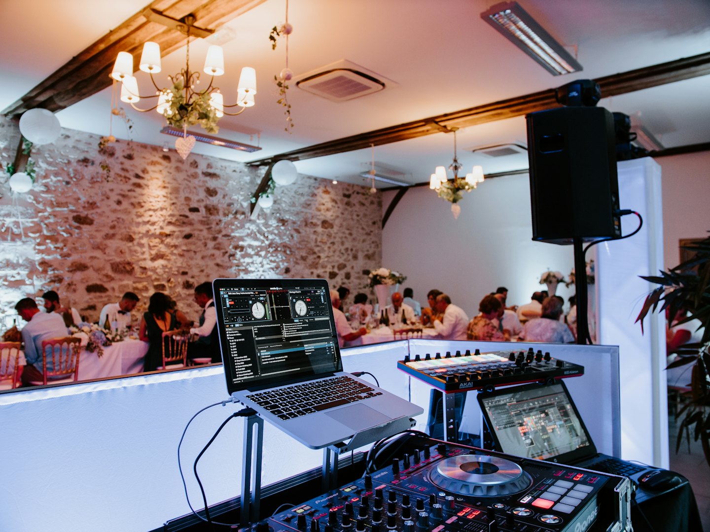 Équipement de DJ professionnel installé pour un événement privé.