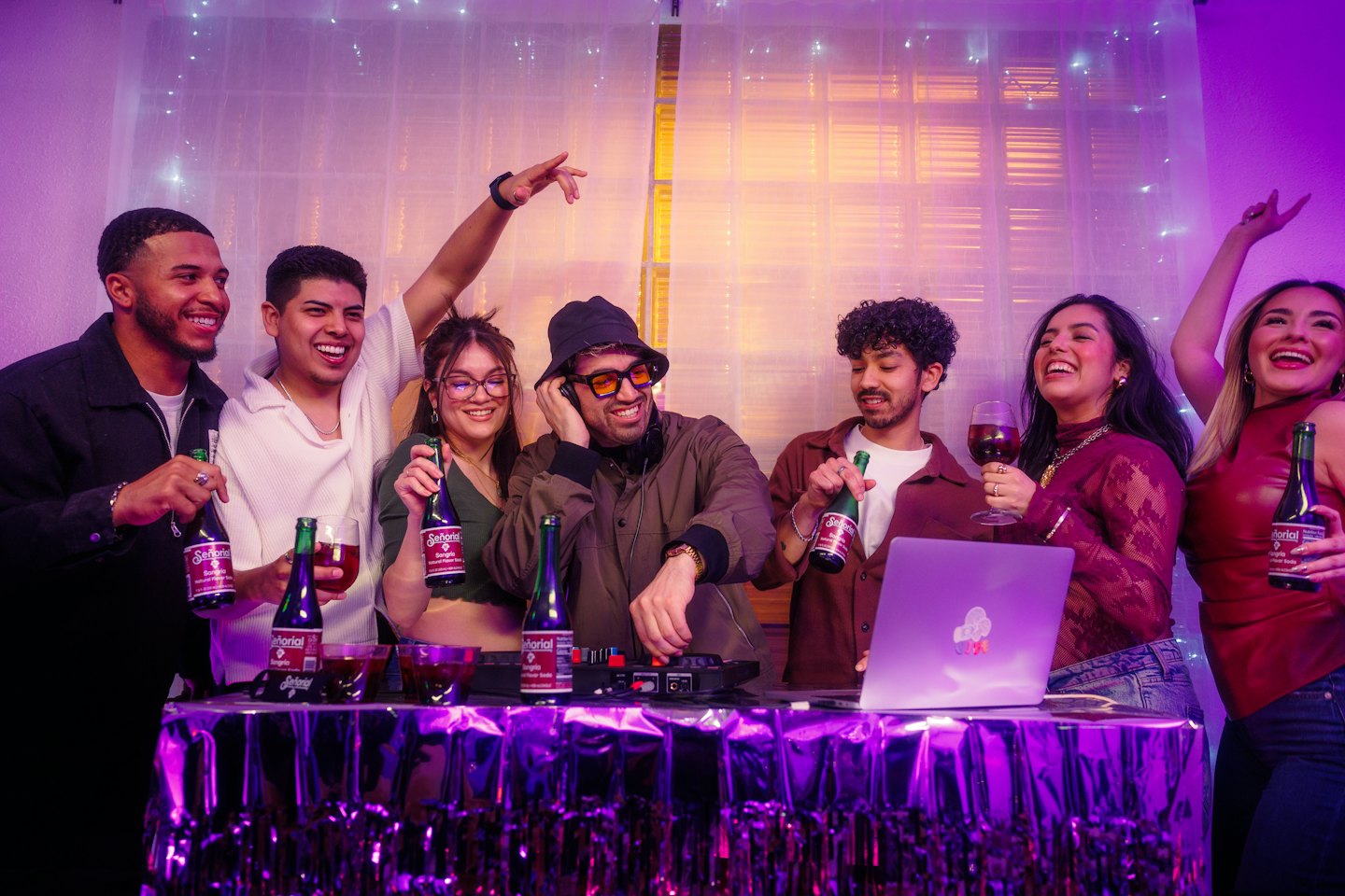 Des amis célèbrent ensemble lors d'une fête avec des équipements de musique.