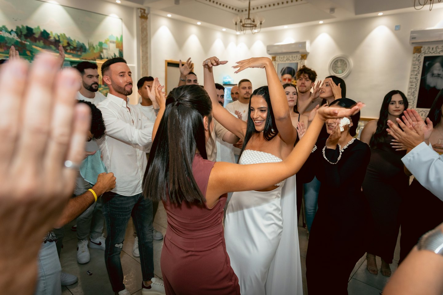 Deux femmes dansent pendant que leurs amis fêtent lors d'une soirée.